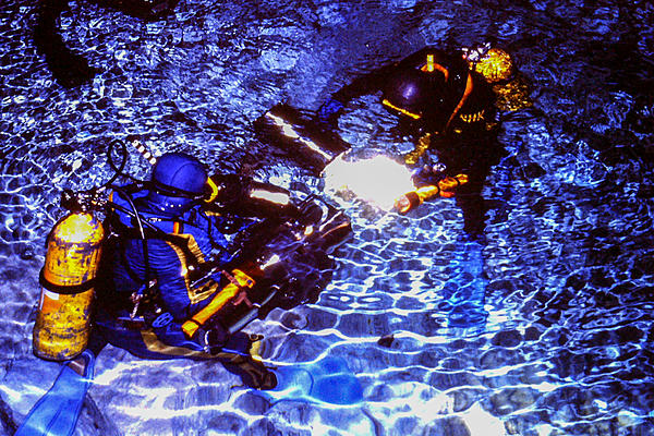 Click image for larger version

Name:	Cave Diving--3.jpg
Views:	45
Size:	1.00 MB
ID:	400503