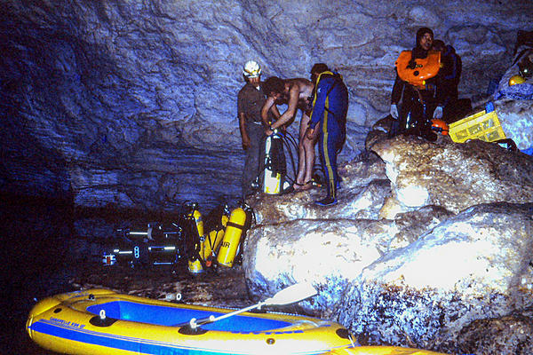 Click image for larger version

Name:	Cave Diving--2.jpg
Views:	49
Size:	945.0 KB
ID:	400504