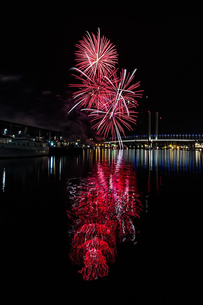 Click image for larger version

Name:	Docklands Fireworks 2013 43.jpg
Views:	86
Size:	136.0 KB
ID:	466075