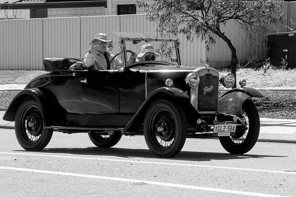 Click image for larger version

Name:	1935-Vintage_Cars_BW.jpg
Views:	36
Size:	238.9 KB
ID:	467985