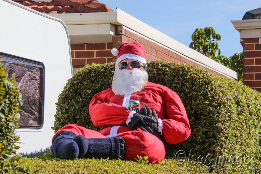 Click image for larger version

Name:	4707-Santa_On_Hedge.jpg
Views:	48
Size:	131.2 KB
ID:	483033