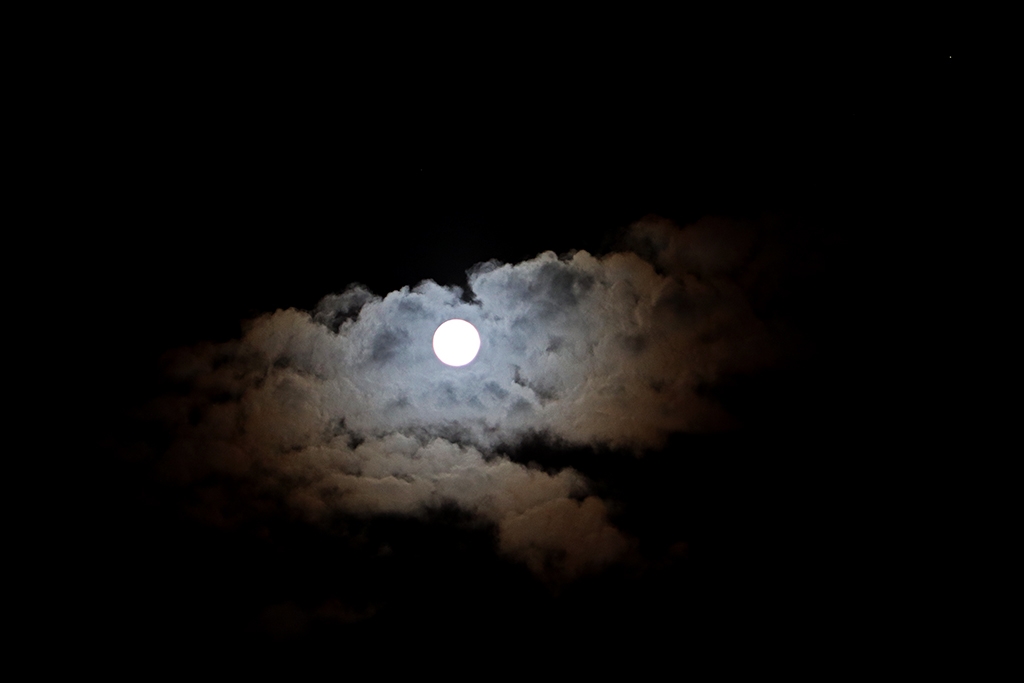 Click image for larger version

Name:	Moon Clouds 1.jpg
Views:	84
Size:	103.2 KB
ID:	472077