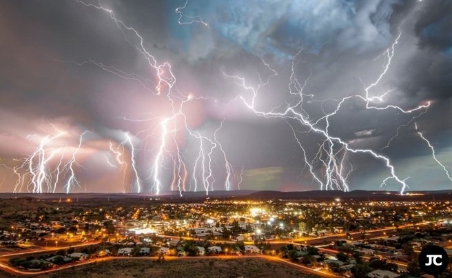 Click image for larger version

Name:	Lightning at Newman 27-10-2015.jpg
Views:	52
Size:	148.5 KB
ID:	486376