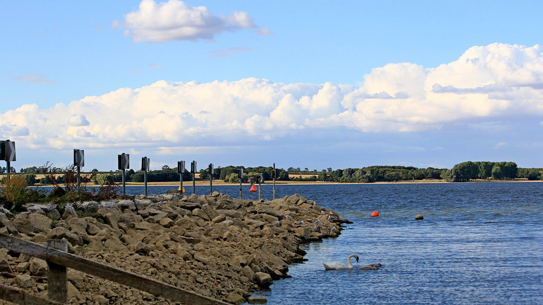 Click image for larger version

Name:	Rutland Water (2).jpg
Views:	69
Size:	245.7 KB
ID:	495427