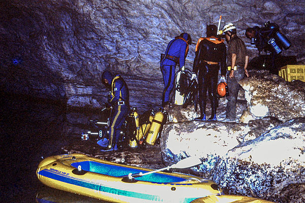 Click image for larger version

Name:	Cave Diving-.jpg
Views:	56
Size:	898.5 KB
ID:	400505