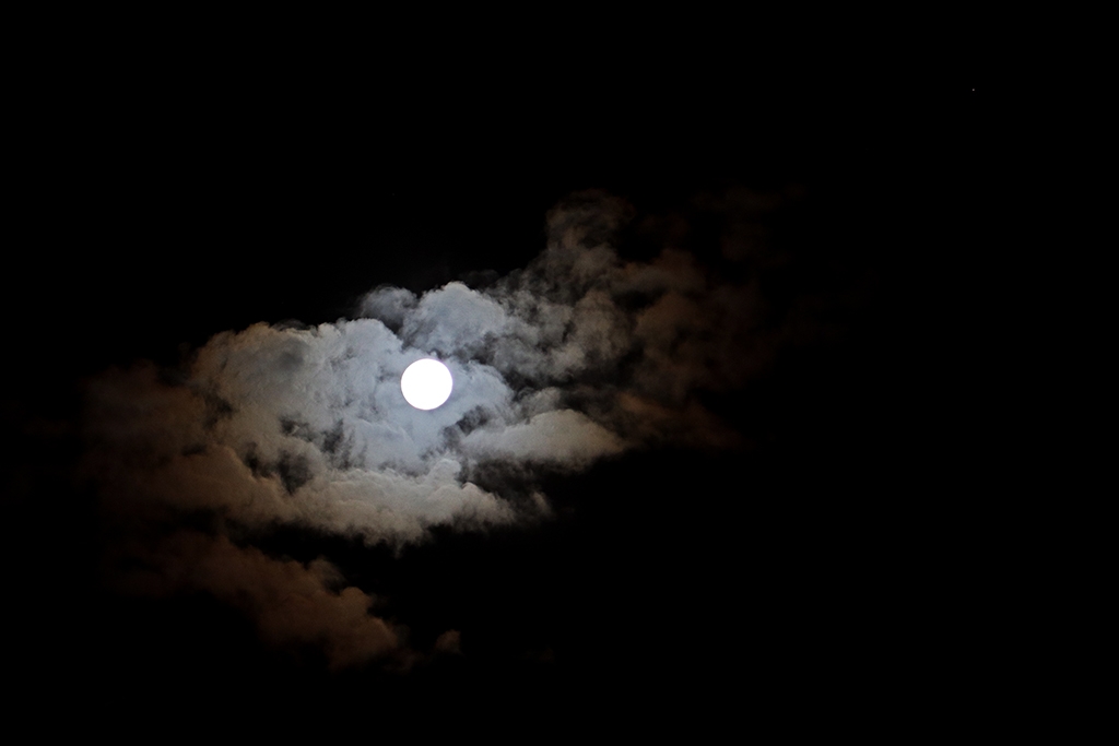 Click image for larger version

Name:	Moon Clouds 2.jpg
Views:	72
Size:	107.6 KB
ID:	472078